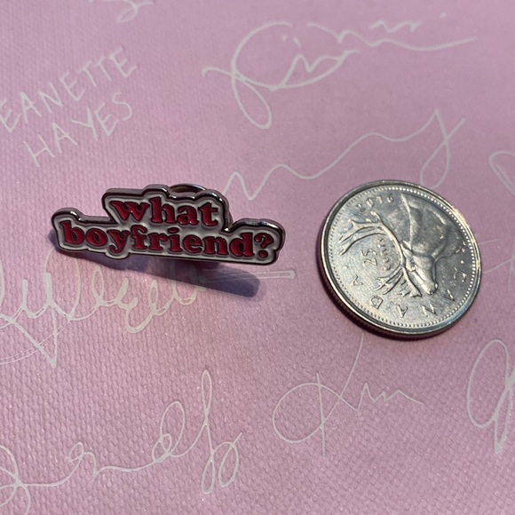 🎉 New What Boyfriend? Badge Pin - Picture 4 of 4